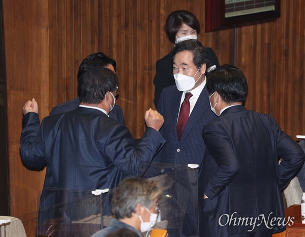  더불어민주당 이낙연 대표와 김태년 원내대표가 9일 오후 서울 여의도 국회에서 열린 본회의가 정회된 후 대화하고 있다.