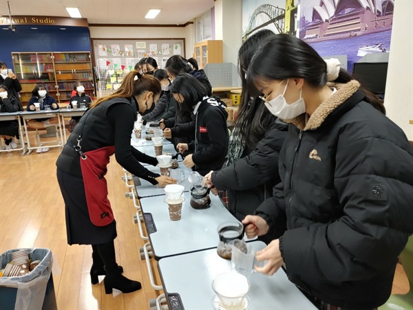  보은여중 학생들이 '커피바리스타 진로직업체험' 프로그램에 참여하고 있다.(사진 충북교육청 제공)
