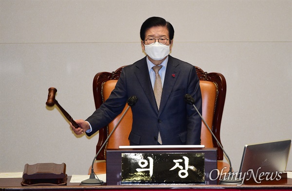  박병석 국회의장이 10일 국회에서 열린 본회의에서 의사봉을 두드리고 있다.