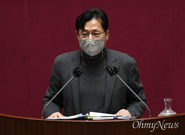  더불어민주당 홍익표 의원이 11일 서울 여의도 국회에서 열린 본회의에서 국정원법 개정안에 대한 무제한 토론(필리버스터)을 하고 있다