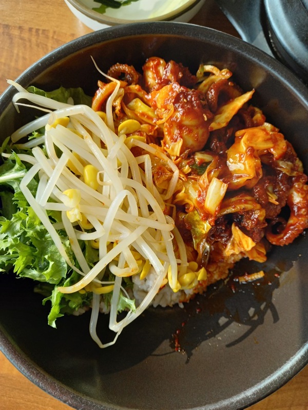 매운불맛 주꾸미 비빔밥 일찍이 매운 불맛 주꾸미볶음 덮밥을 개발한 인천 서구 가좌동의 작은 정원 쭈꾸미 식당