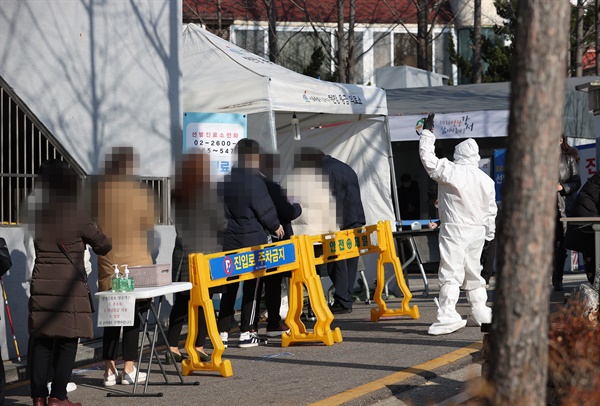  국내 신종 코로나바이러스 감염증(코로나19) '3차 대유행'의 확산세가 이어지는 가운데 12일 오전 서울 강서구보건소 선별진료소에서 시민들이 검사를 받기 위해 기다리고 있다.