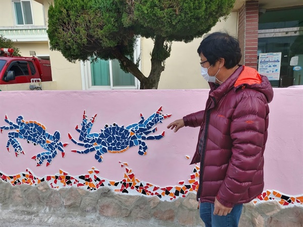 여수미술협회 이율배 작가 처음 기획단계부터 참여한 이 작가가 마을 여성경로당 벽에 여수 작가의 '게' 그림을 타일 벽화로 설치한 배경을 설명하고 있다. 