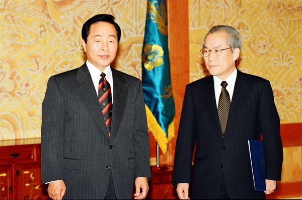 1993년 12월 17일, 당시 신임 이회창 총리에게 임명장을 수여한 김영삼 대통령.

