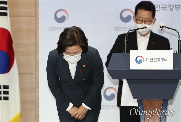  추미애 법무부 장관이 16일 오후 서울 종로구 정부서울청사에서 열린 '권력기관 개혁 관련 언론 브리핑에서 발표에 앞서 인사를 하고 있다.