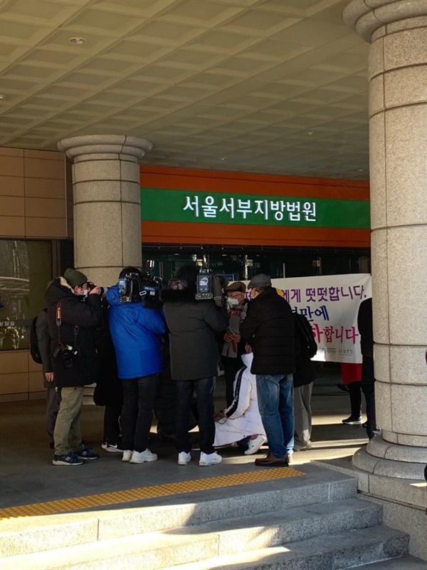  선고직후 법원 앞에서 취재에 응하고 있는 박상은 씨