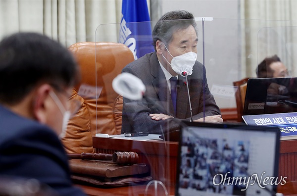  더불어민주당 이낙연 대표가 17일 서울 여의도 국회에서 열린 온택트 정책의총에서 발언을 하고 있다.