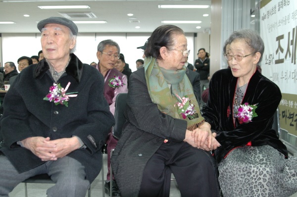 2008년 11월 28일 노회찬마들연구소 창립기념식에 참석한 이소선 어머님과 노회찬의 부모님. 