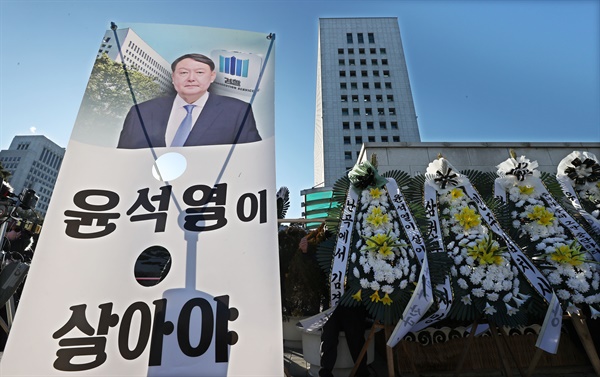 지난 12월 17일 오후 서울 서초구 대검찰청 청사 앞에 윤석열 검찰총장을 응원하는 화환이 놓여있다.