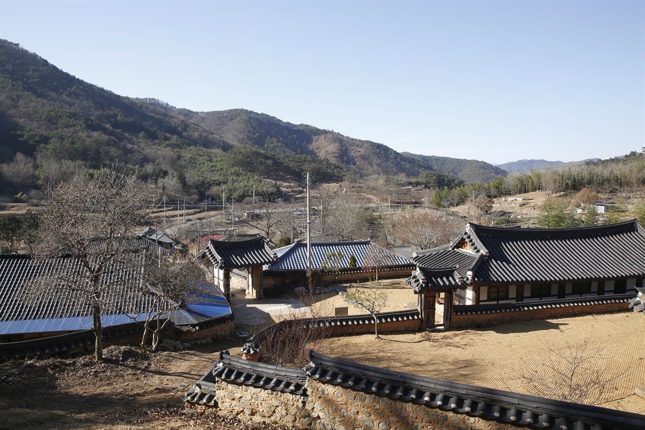  서재필 생가와 마을 풍경. 서재필의 외할아버지 이기대의 묘에서 내려다 본 모습이다.