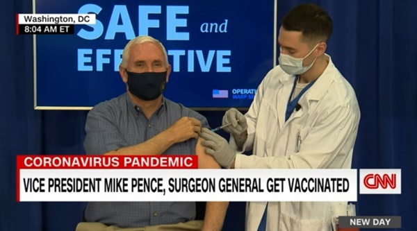  마이크 펜스 미국 부통령의 코로나19 백신 접종을 생중계하는 CNN 방송 갈무리.