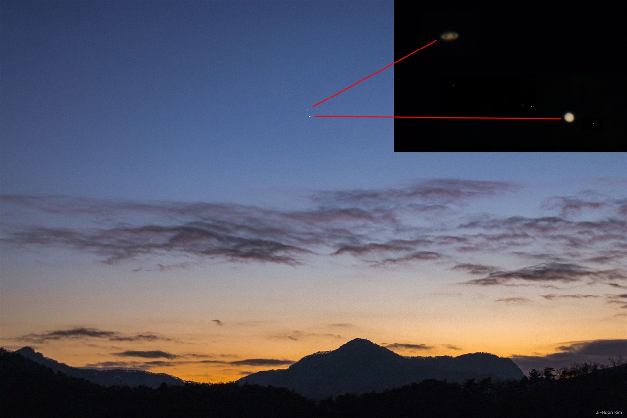 397년 만의 목성 토성 대 만남(Great Conjunction) 12월 19일 17시 51분에 낙성대에서 39mm DSLR 카메라에 잡한 목성과 토성. 확대 사진은 FS-128망원경에 카메라를 부착하여 촬영한 목성과 토성 