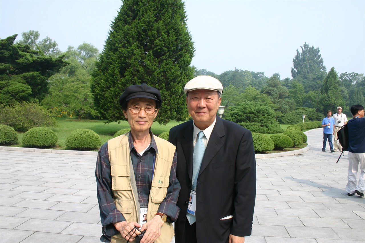  평양 만경대 뜰에서 왼쪽 남정현 선생(2005. 7. 21.)