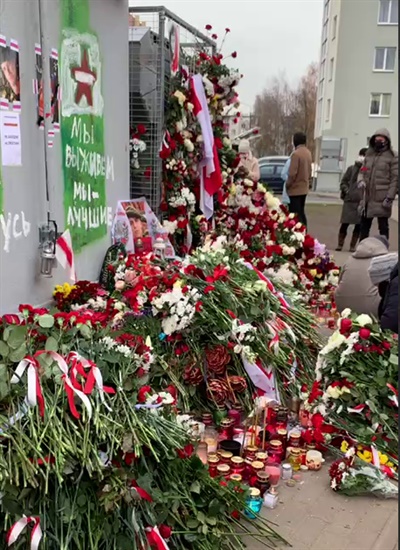  지난 11월 경찰의 구타로 사망한 로만 반데레카를 추모하기 위해 민스크 '변화광장' 한쪽에 추모공간이 생겼다. 벨라루스 시민들은 이곳에서 노래를 부른다. 