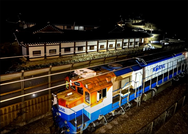 임청각 철도  12월 16일, 청량리에서 출발한 마지막 열차가 임청각을 서행으로 지나고 있다.
