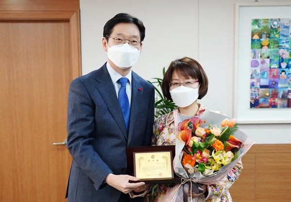  김경수 경남지사가 22일 오후 집무실에서 권희경 교수한테 감사패를 수여했다.