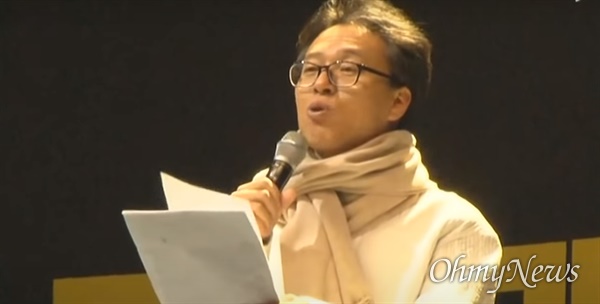  2019년 검찰개혁 촛불집회에 참석해 판소리 공연을 한 백금렬 교사. 