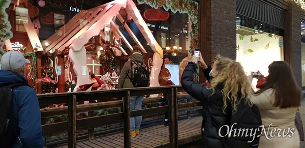  핀란드 헬싱키 스톡만 백화점 앞에서 크리스마스 시즌 쇼윈도를 구경하는 사람들