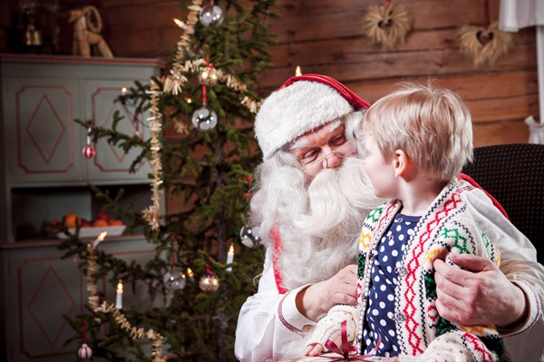 핀란드에서는 크리스마스 이브에 산타가 직접 아이들을 만나러 간다.
