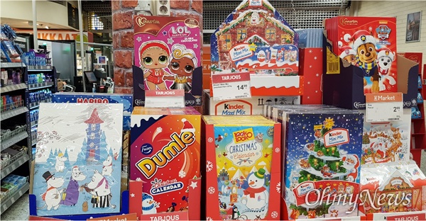  헬싱키 슈퍼마켓에 진열된 다양한 종류의 크리스마스 캘린더들. 사탕이나 초콜릿이 숨겨진 달력이 가장 일반적으로 팔리는 달력 중 하나이다.