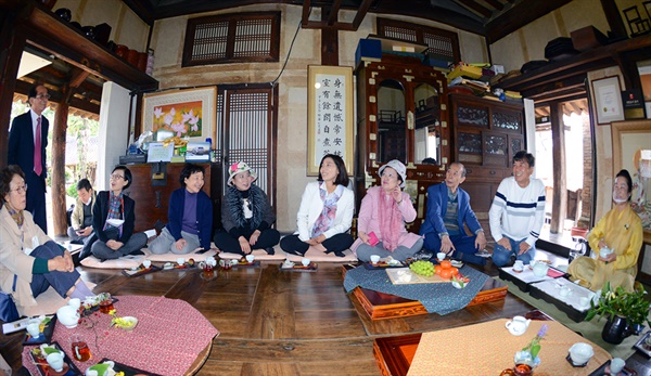  나주 남파고택의 박경중 어르신이 방문객들에게 집안 이야기를 들려주고 있다. 지난 10월 21일이었다.