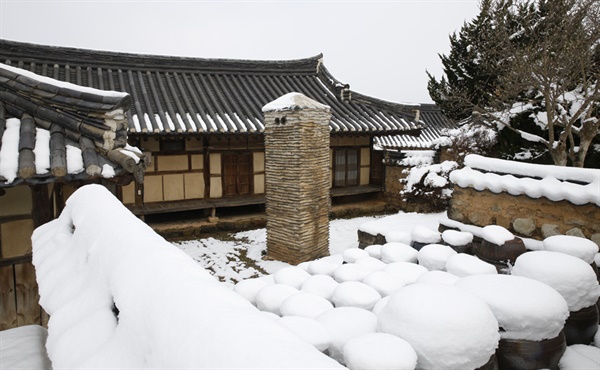  집안사람들의 감동 어린 효심이 전해지는 영광 안안김씨 김인택 종가의 장독대. 지난 12월 16일 눈이 내린 직후 풍경이다.