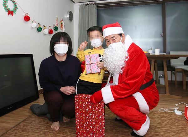 24일 일일 산타가 된 백 시장은 기흥구 청덕동에 살고 있는 최정민(10·가명)군의 집을 깜짝 방문해 크리스마스 선물을 전달했다. 또한 최군 가정에 세심한 지원을 약속했다.