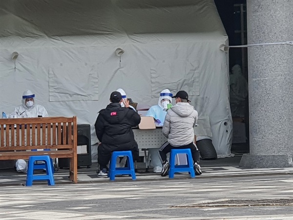 홍성군보건소 선별진료소에서 진단검사를 받는 사람들. 