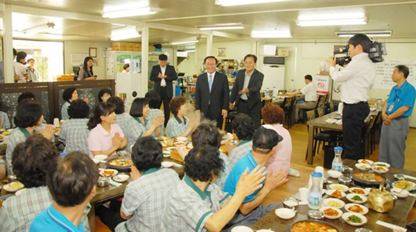 2012년 5월 31일, 노회찬의 19대 국회 첫일정은 청소노동자와의 점심식사였다. 