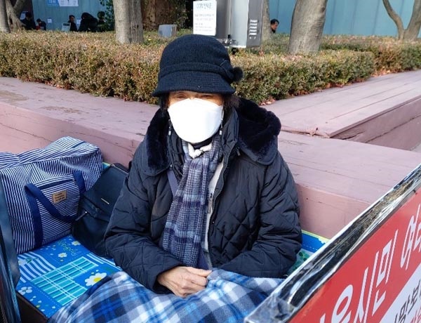  홍석연(72)씨는 지난 9월 초부터 현재까지 4개월 동안 서울 서초구 삼성화재 본사 앞 야외에서 1인 시위를 하고 있다.