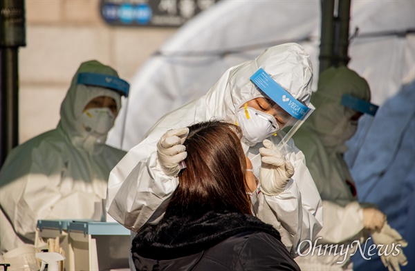  28일 오후 서울역 광장에 마련된 임시선별검사소에서 의료진이 코로나19 검사를 하고 있다.