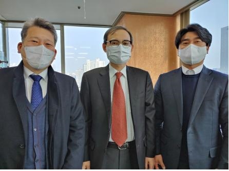  28일 이왕범 중소법인협의회 의장을 만난 양길수 후보(사진 왼쪽).