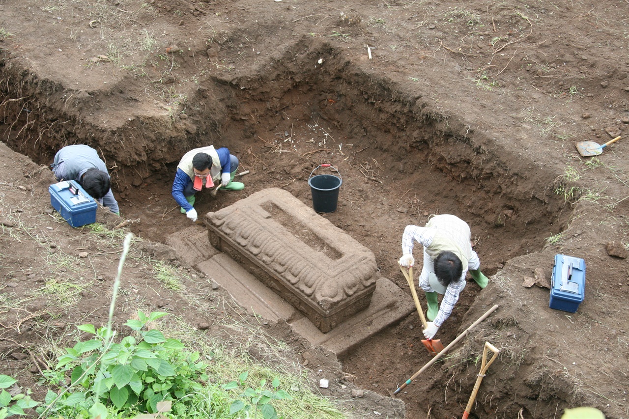  2007년 발굴조사 당시 비석받침을 출토하는 모습