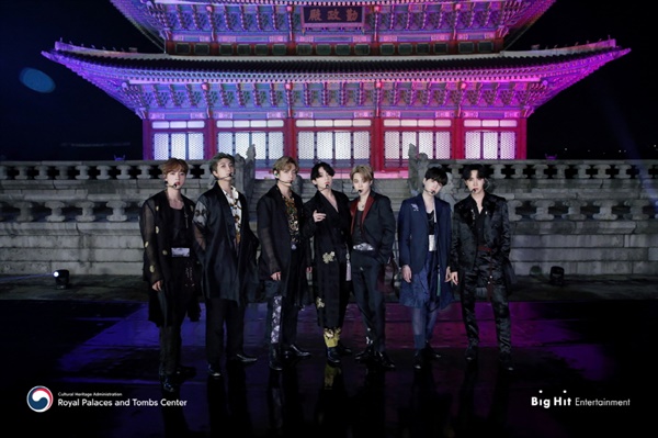  경복궁에 방문한 방탄소년단(BTS)의 공연 후 기념사진
