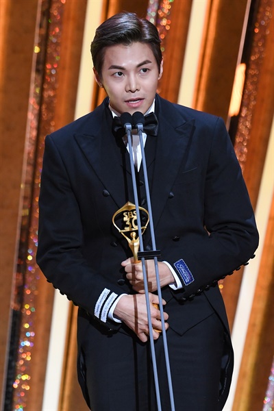 'SBS 연기대상' 박은석, 명배우의 향기 박은석 배우가 31일 오후 열린 <2020 SBS 연기대상>에서 조연상을 수상하고 있다.
