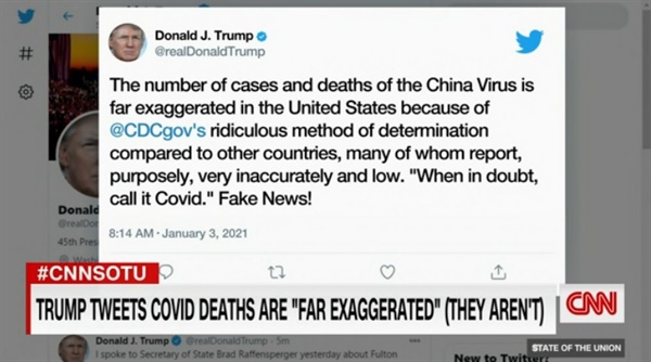  미국의 코로나19 피해가 과장됐다고 주장하는 도널드 트럼프 대통령의 트윗을 보도하는 CNN 뉴스 갈무리.