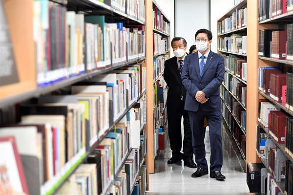  염태영 수원시장이 지난해 12월 수원시 선경도서관을 둘러보고 있다.
