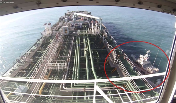  지난 4일 이란 혁명수비대에 나포되는 한국 국적 선박 '한국케미' 모습. 오른쪽이 이란 혁명수비대가 타고 온 고속정이다. 사진은 나포 당시 CCTV 모습. 2021.1.5
