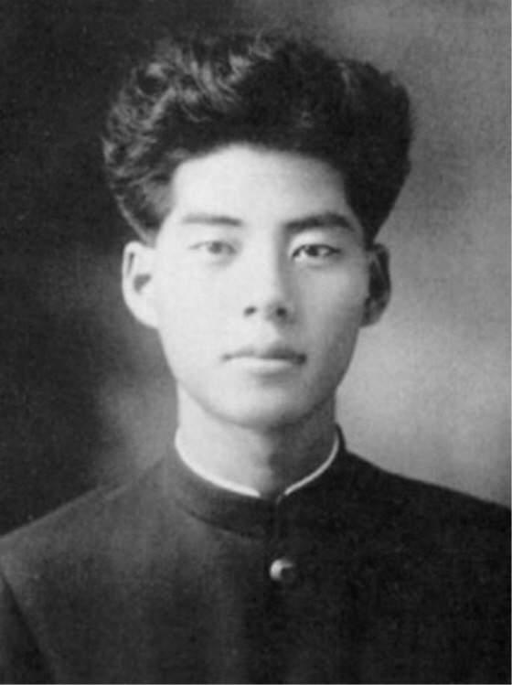  모더니즘 시인 백석(白石, 1912~1996) 본명은 백기행(白夔行)입니다. 김소월의 고향인 평안북도 정주에서 태어나 1930~40년대 한국 문단을 풍미했던 시인입니다