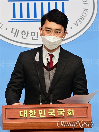  인턴 비서 성폭행 의혹으로 국민의힘을 탈당한 김병욱 의원이 8일 국회 소통관에서 기자회견을 하고 있다.
