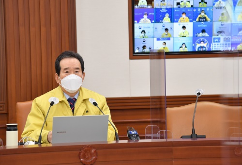  정세균 국무총리가 7일 정부서울청사에서 열린 코로나19 중앙재난안전대책본부 회의를 주재하고 있다.