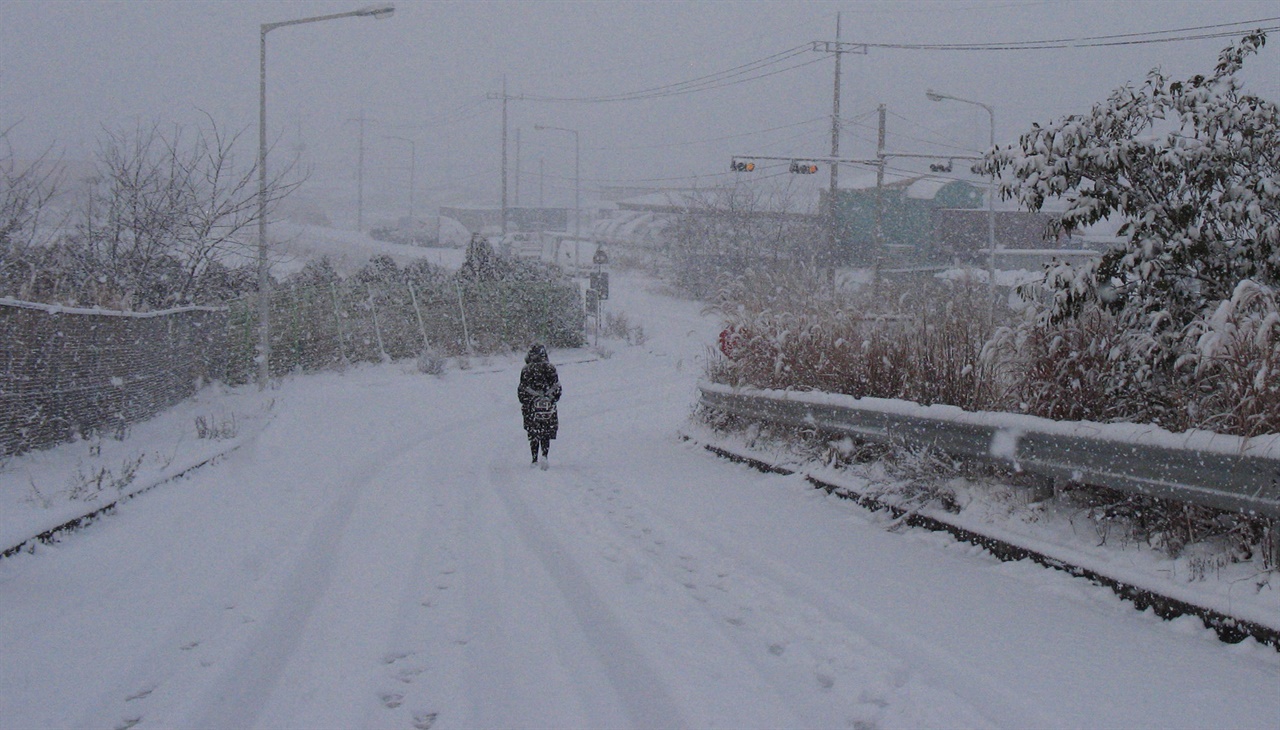  기차역으로 가는 길. 눈이 많이 내린 지난 1월 7일 풍경이다.