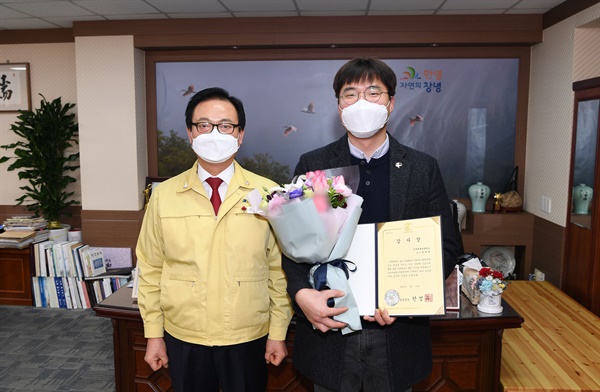 한정우 창녕군수가 야생 따오기 신고를 한 박대현 김해 대흥초교 교사한테 감사장을 수여했다.
