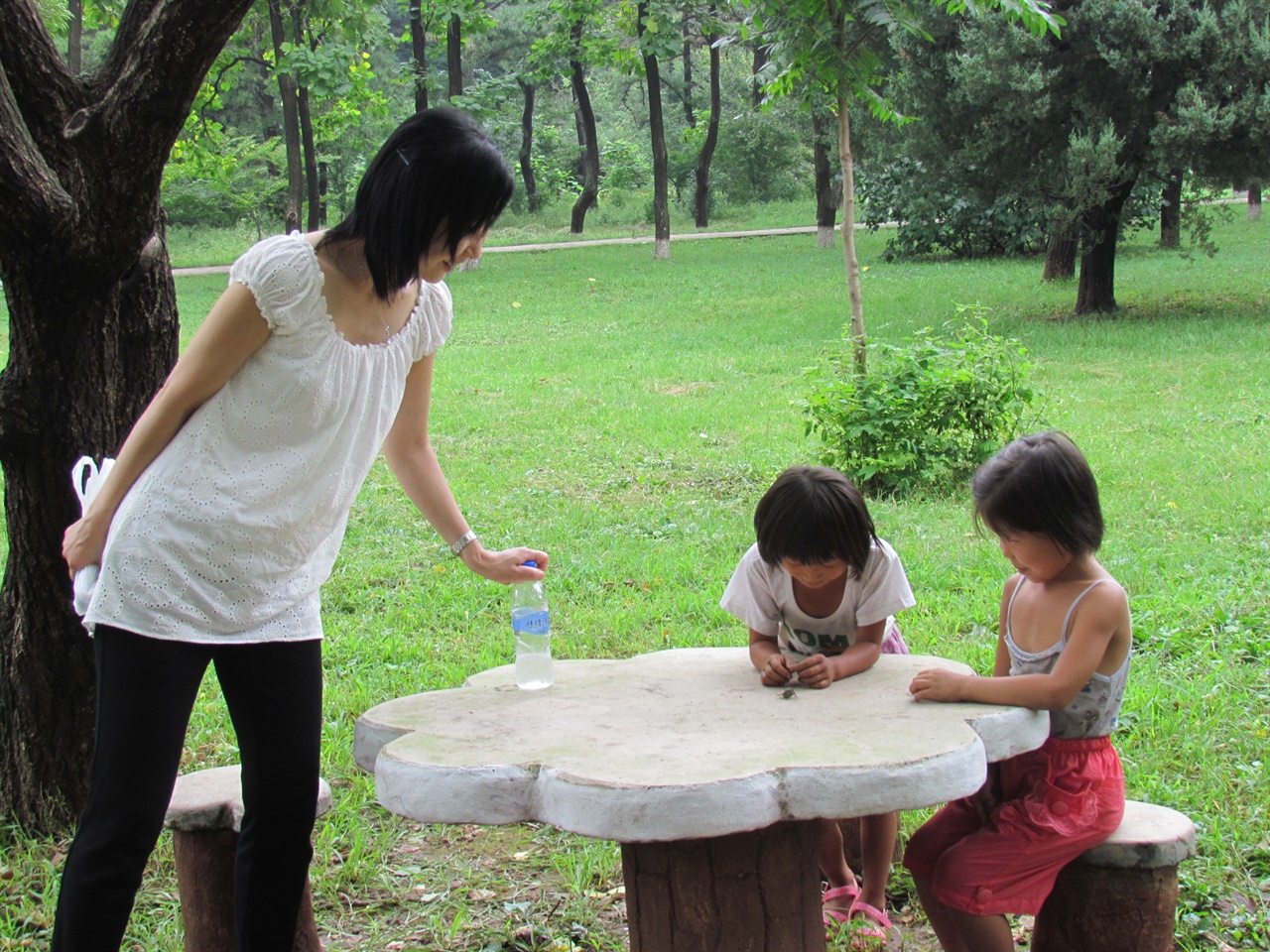  다가가자 수줍어 하는, 매미를 잡아 놀고있는 황해도의 아이들. (2013년 8월18일)