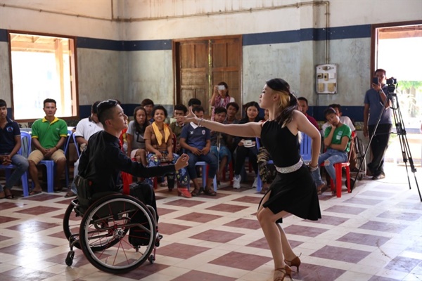  지난 2019년 강세웅 대표는 장애인식개선 해외봉사단에 참여해 캄보디아 장애인 기관을 순회하며 장애인식개선 교육과 댄스 공연을 선보였다.