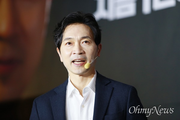 박성훈 전 부산시 경제부시장이 14일 전포동 카페거리에서 부산시장 보궐선거 출마를 공식 선언하고 있다.