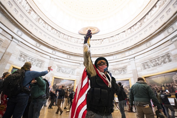  미 의사당 난입한 트럼프 지지자들

epa08923421 Supporters of US President Donald J. Trump in the Capitol Rotunda after breaching Capitol security in Washington, DC, USA, 06 January 2021. Protesters entered the US Capitol where the Electoral College vote certification for President-elect Joe Biden took place. EPA/JIM LO SCALZO

<저작권자(c) 연합뉴스, 무단 전재-재배포 금지><br />
” class=”photo_boder”></td>
</tr>
<tr>
<td class=