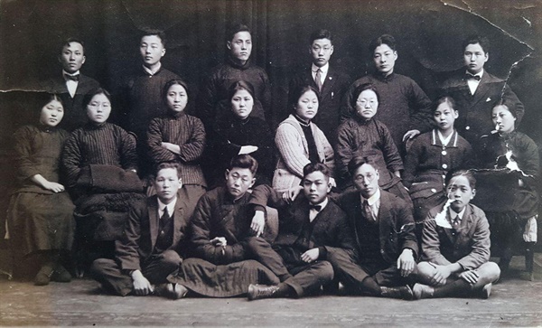  1929년 국제레닌대학 시절의 김단야와 주세죽. 앞줄 오른쪽에서 두 번째가 김단야. 가운데 줄 왼쪽에서 세 번째가 주세죽이다.