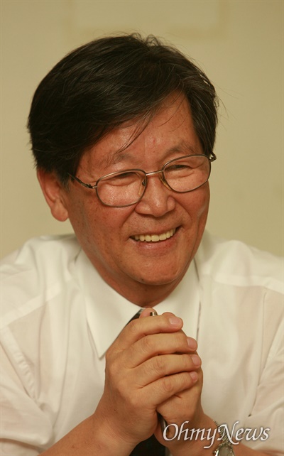  신영복 교수. 사진은 2006년 8월 정년퇴임식 및 기념콘서트 '여럿이 함께'를 앞두고 서울 구로구 성공회대에서 기자간담회를 갖고 자신의 심경을 밝히고 있는 모습. 