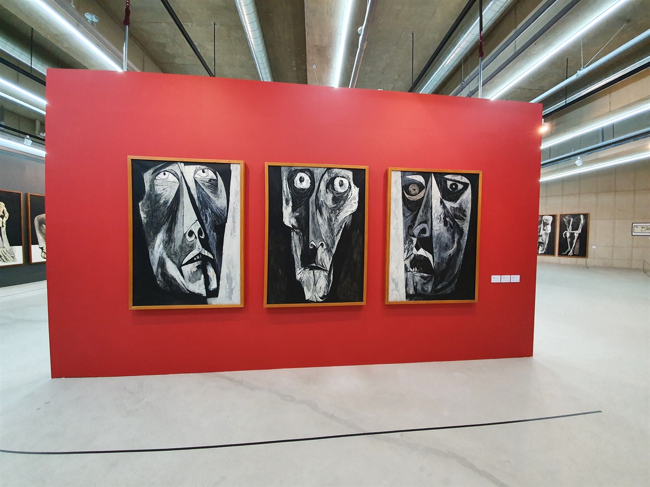 과야사민의 작품들 왼쪽부터 '눈물', '두려움', '분노'
